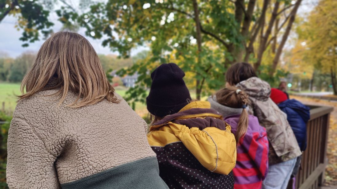 Neugieriger Blick ins Abenteuer und kurze Atempause – die Kinder lassen ihre Blicke schweifen. © Benjamin Stapf